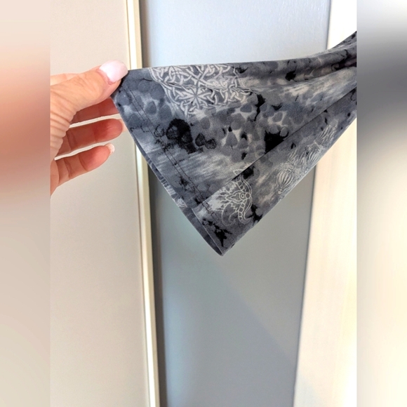 Women's (Size S/M) V-Neck Top With Faux Gathering Feature & Wide Sleeves - Picture 5 of 13